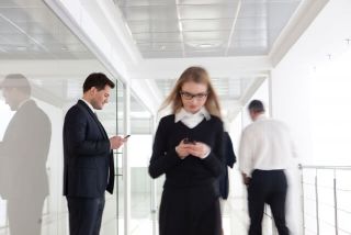 夫の浮気メールを発見！証拠が旦那の不倫メールだけで離婚できる？