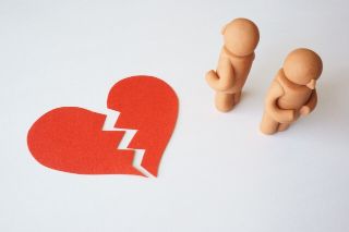 妻の浮気で離婚を決める前に考えるべきこと｜親権・財産分与・慰謝料請求など