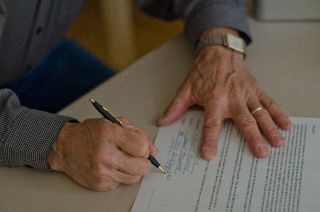 浮気相手に宣戦布告!内容証明郵便で慰謝料請求をする効果とは?